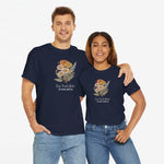Donkerblauw t-shirt met bloemenillustratie en tekst, gedragen door twee personen