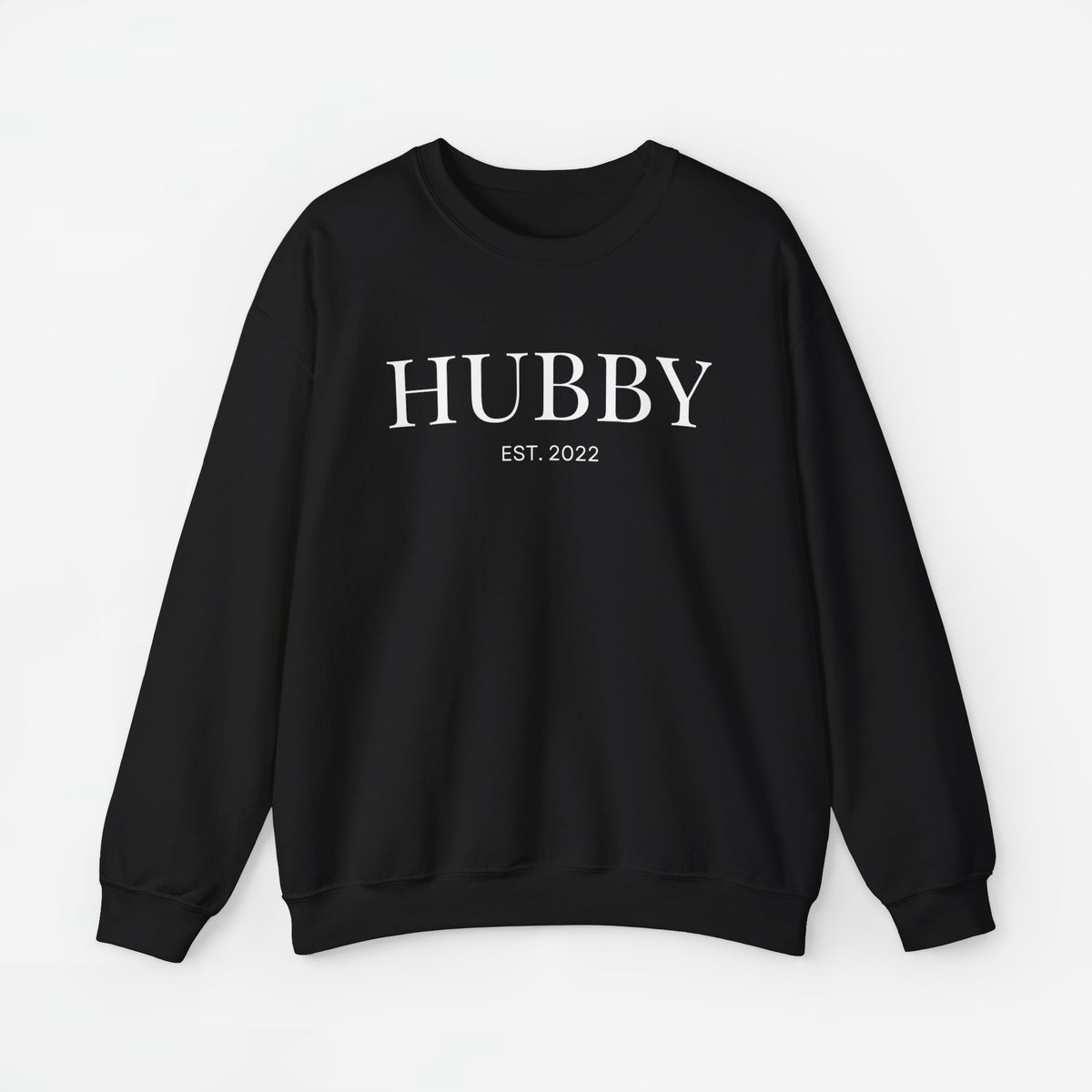Zwarte sweater met opdruk “HUBBY” en “EST. 2022” op de borst