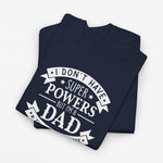 Donkerblauw T-shirt met ronde hals, opgevouwen met witte opdruk 'Super Powers' en 'Dad'