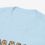 Close-up van lichtblauw T-shirt met ronde hals en bovenrand van 'MAMA' print