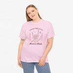Roze oversized T-shirt met ronde hals en borstprint “Overstimulated Moms Club”.