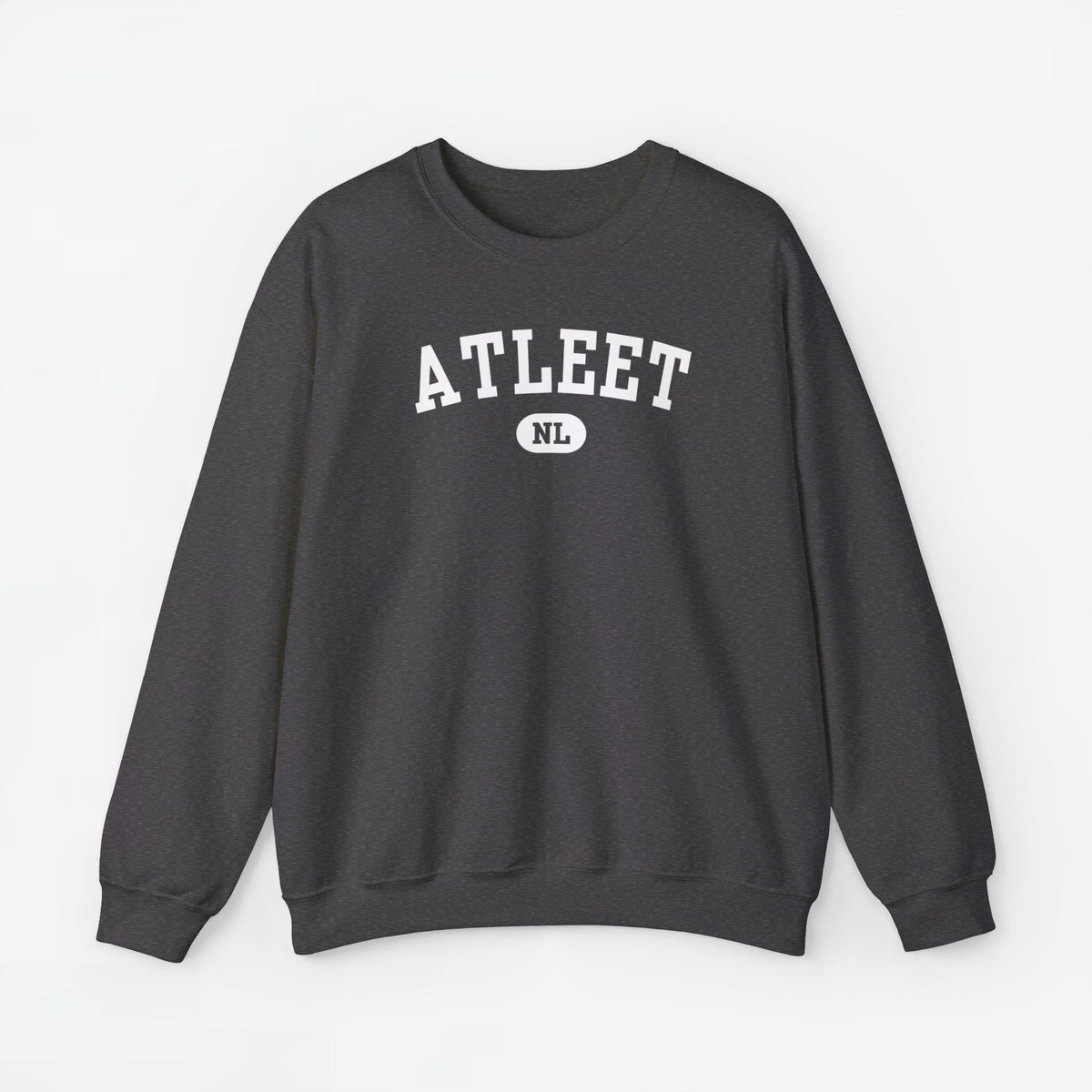 Grijze sweatertrui met ronde hals en ATLEET-print op de borst.