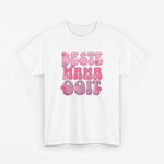 Wit oversized t-shirt met roze “BESTE MAMA Ooit”-opdruk centraal op de borst