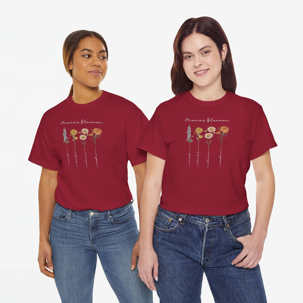 Rood T-shirt gedragen door twee personen, met “Mama’s Bloemen” opdruk en bloemenprint.