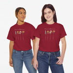 Rood T-shirt gedragen door twee personen, met “Mama’s Bloemen” opdruk en bloemenprint.