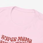 Close-up: roze T-shirt met rode opdruk “SUPER MAMA” en ronde hals