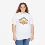 Oversized witte t-shirt met Groovy Mama opdruk op de borst, gedragen door model