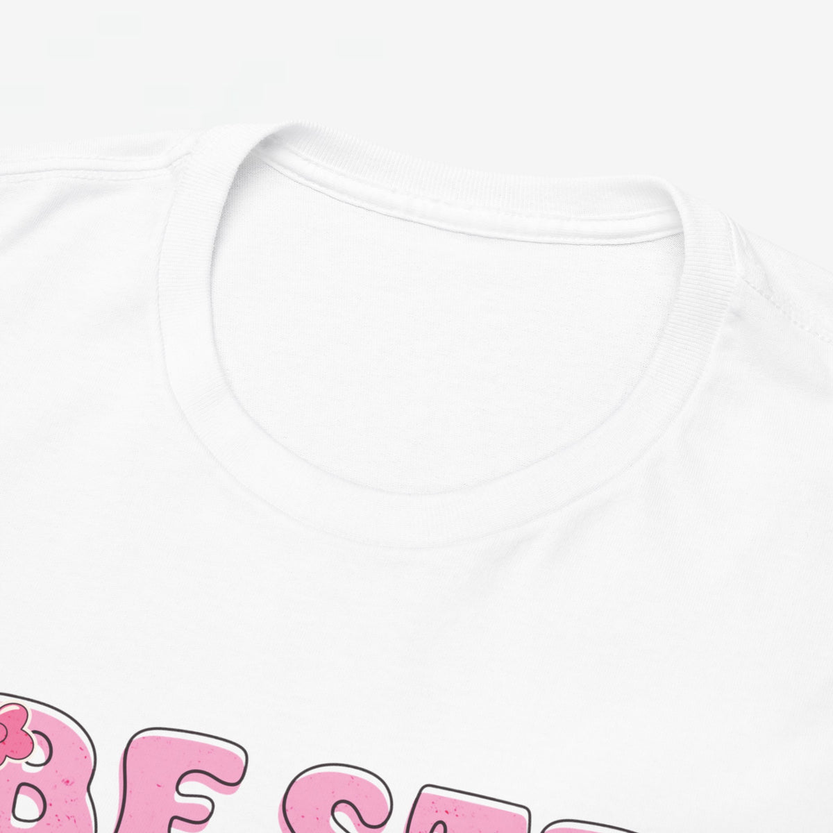 Wit oversized t-shirt met ronde hals en deel van roze opdruk zichtbaar