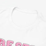 Wit oversized t-shirt met ronde hals en deel van roze opdruk zichtbaar