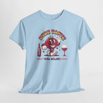 Lichtblauw T-shirt met rode wijnkrabprint op borst, licht gerimpeld