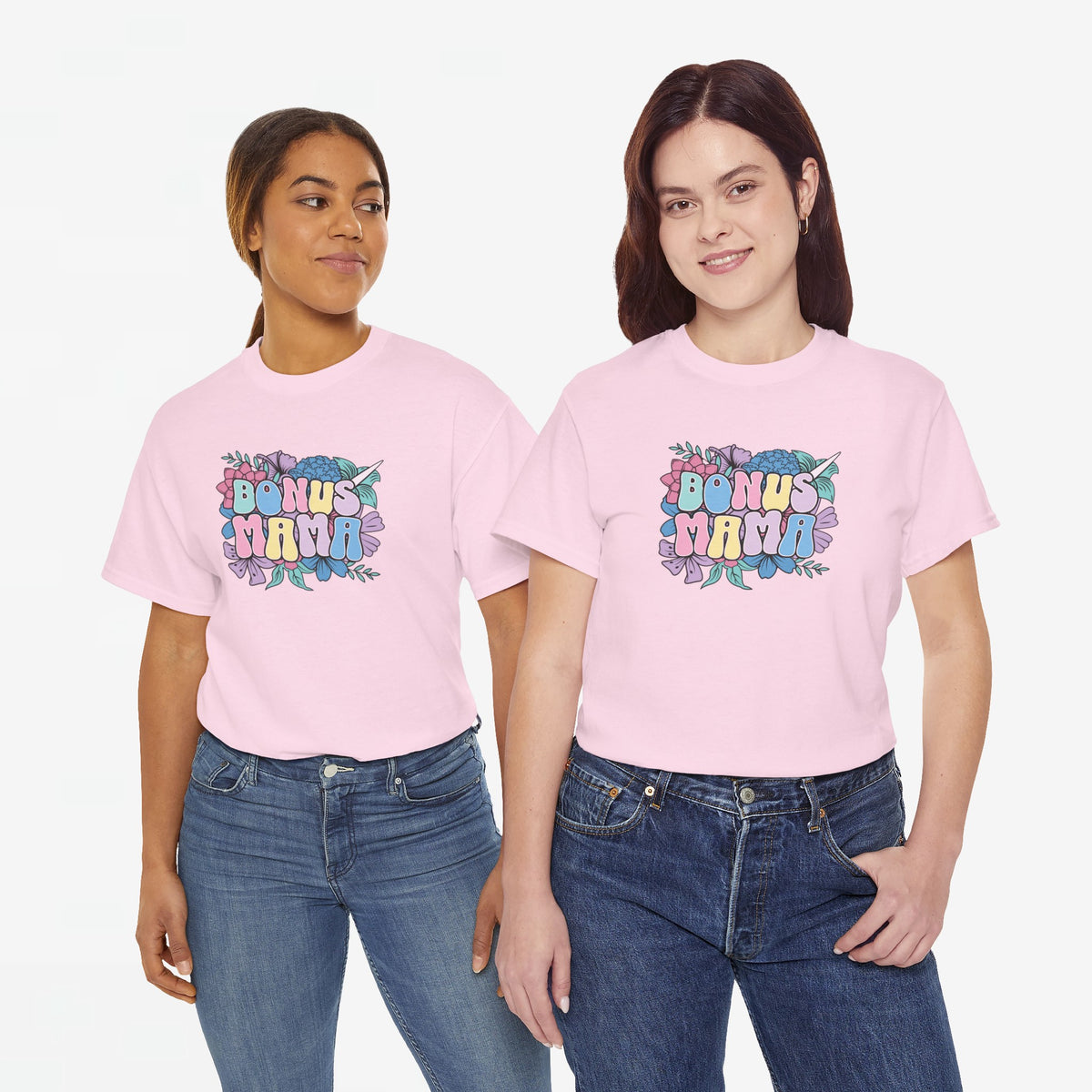 Roze T-shirts met “Bonus Mama” bloemenprint, gedragen met blauwe jeans.