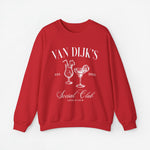 Rode sweater met ronde hals en bedrukking met glazen en 'Social Club'.