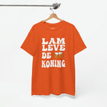 Oranje T-shirt met witte tekstprint "LAM LEVE DE KONING" aan de voorkant