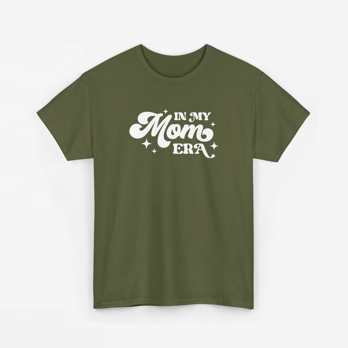 Olijfgroene t-shirt met ronde hals en witte opdruk 'IN MY MOM ERA'.