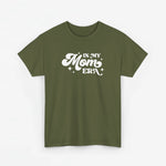 Olijfgroene t-shirt met ronde hals en witte opdruk 'IN MY MOM ERA'.