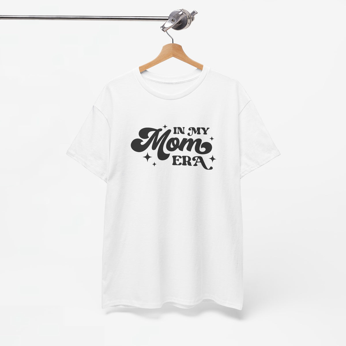 Wit T-shirt met ronde hals en zwarte “In My Mom Era”-print op de borst.
