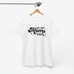 Wit T-shirt met ronde hals en zwarte “In My Mom Era”-print op de borst.