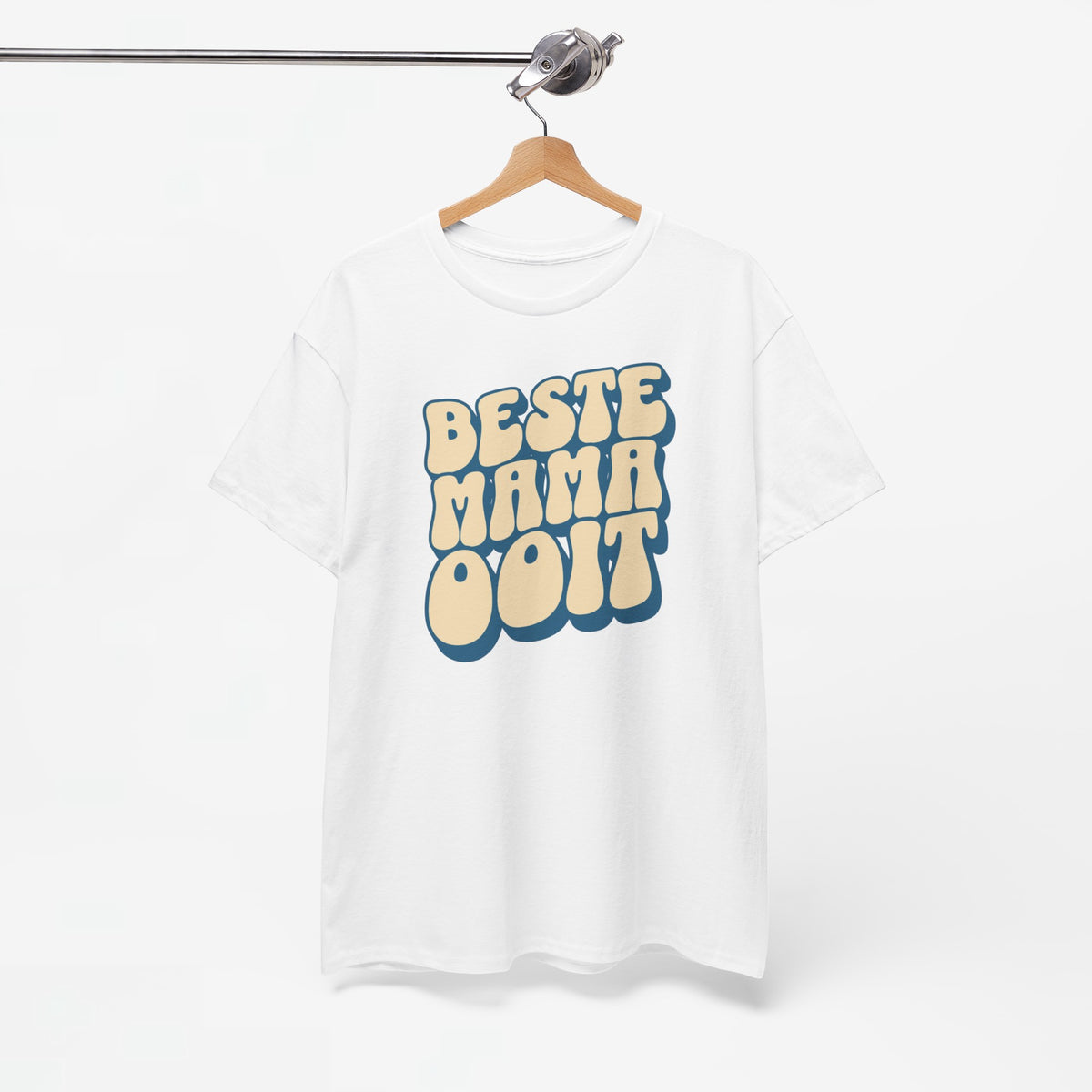 Wit t-shirt aan hanger met blauwe/geel opschrift “BESTE MAMA OOIT” op de borst.