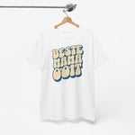 Wit t-shirt aan hanger met blauwe/geel opschrift “BESTE MAMA OOIT” op de borst.