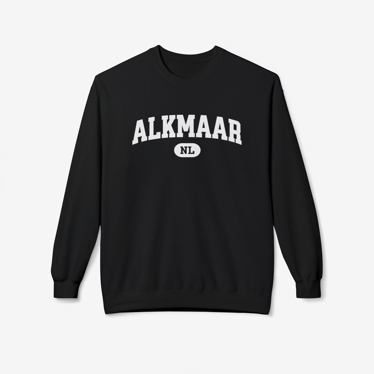 Zwarte varsitytrui met ronde hals en borstprint ALKMAAR NL