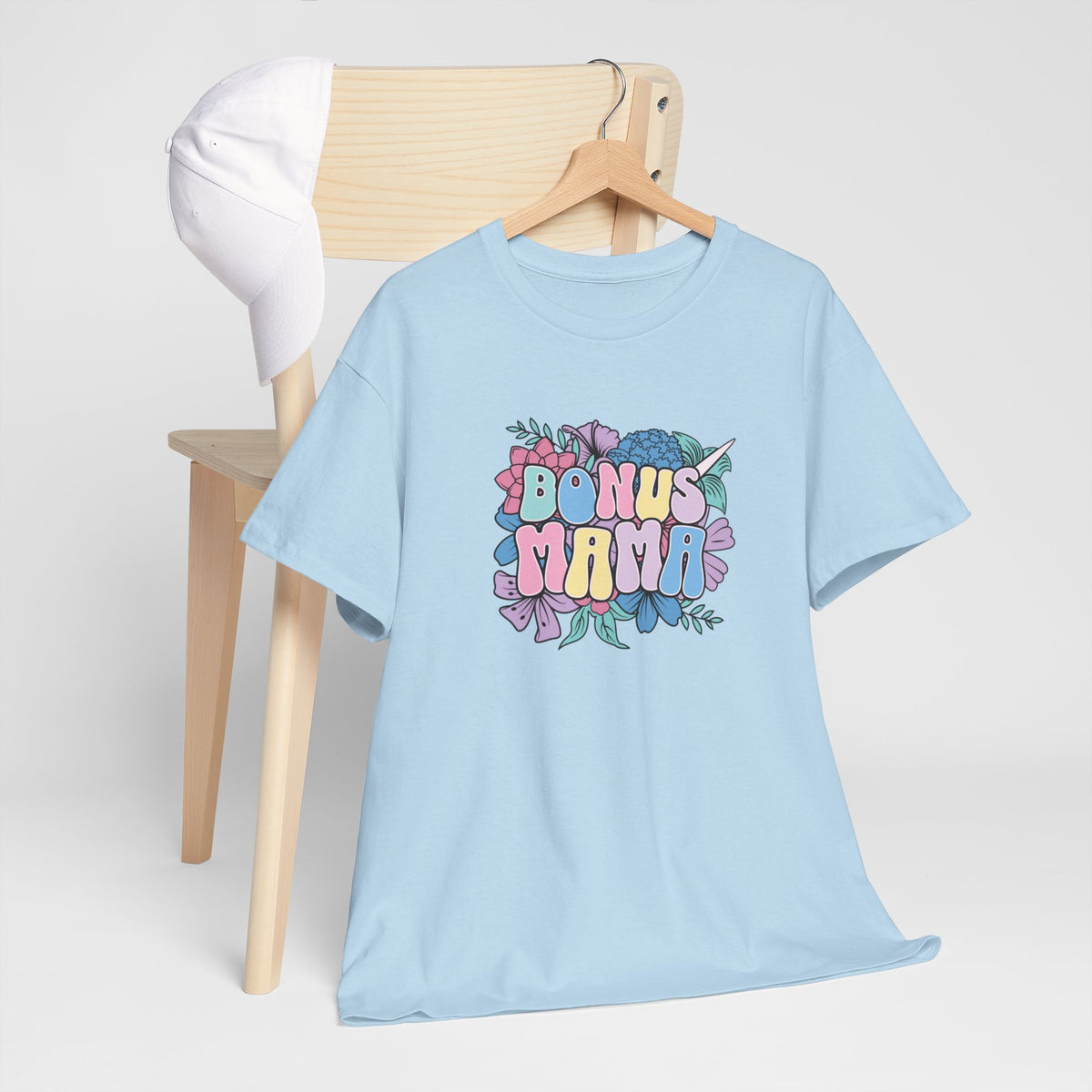 Lichtblauw T-shirt met “Bonus Mama” bloemenprint op de borst.
