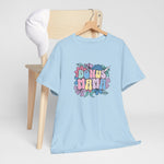 Lichtblauw T-shirt met “Bonus Mama” bloemenprint op de borst.