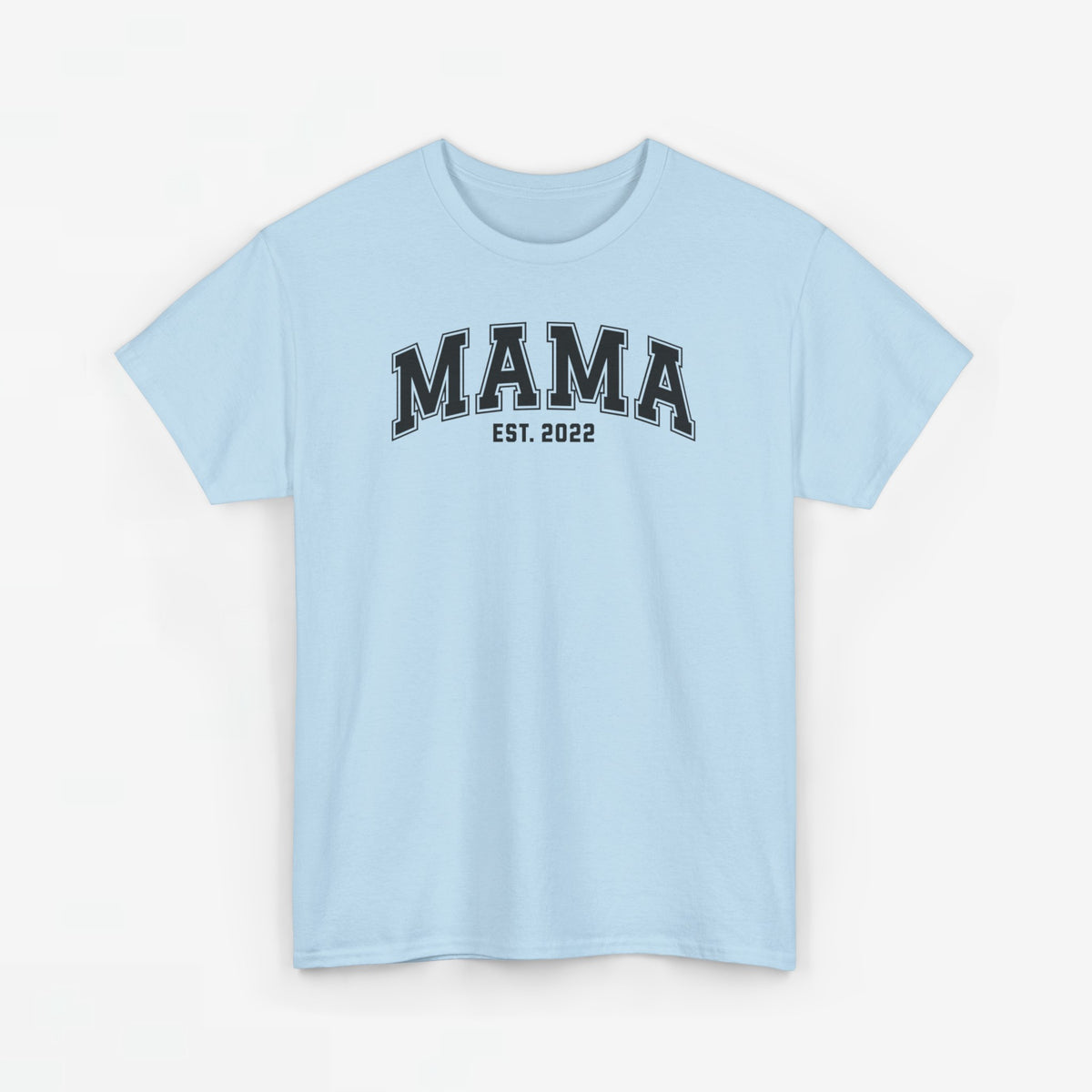 Lichtblauw T-shirt met opdruk “MAMA” en “EST. 2022” op de borst