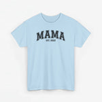 Lichtblauw T-shirt met opdruk “MAMA” en “EST. 2022” op de borst