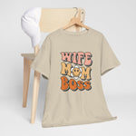 Zandkleurig los T-shirt met ronde hals en bedrukking “WIFE MOM BOSS”, opgehangen.