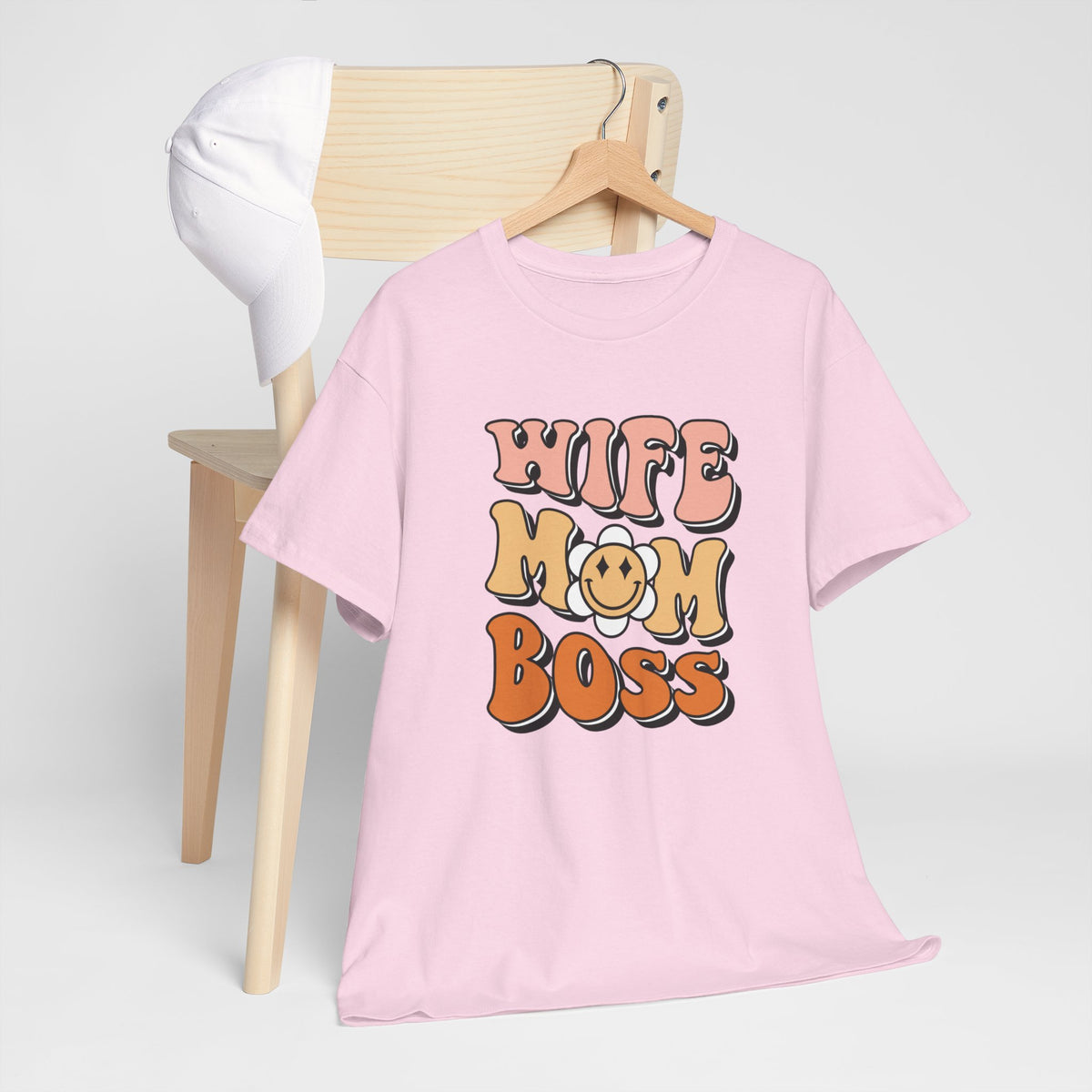 Roze T-shirt op houtkledinghanger met cartoon opdruk “WIFE MOM BOSS”
