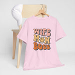 Roze T-shirt op houtkledinghanger met cartoon opdruk “WIFE MOM BOSS”