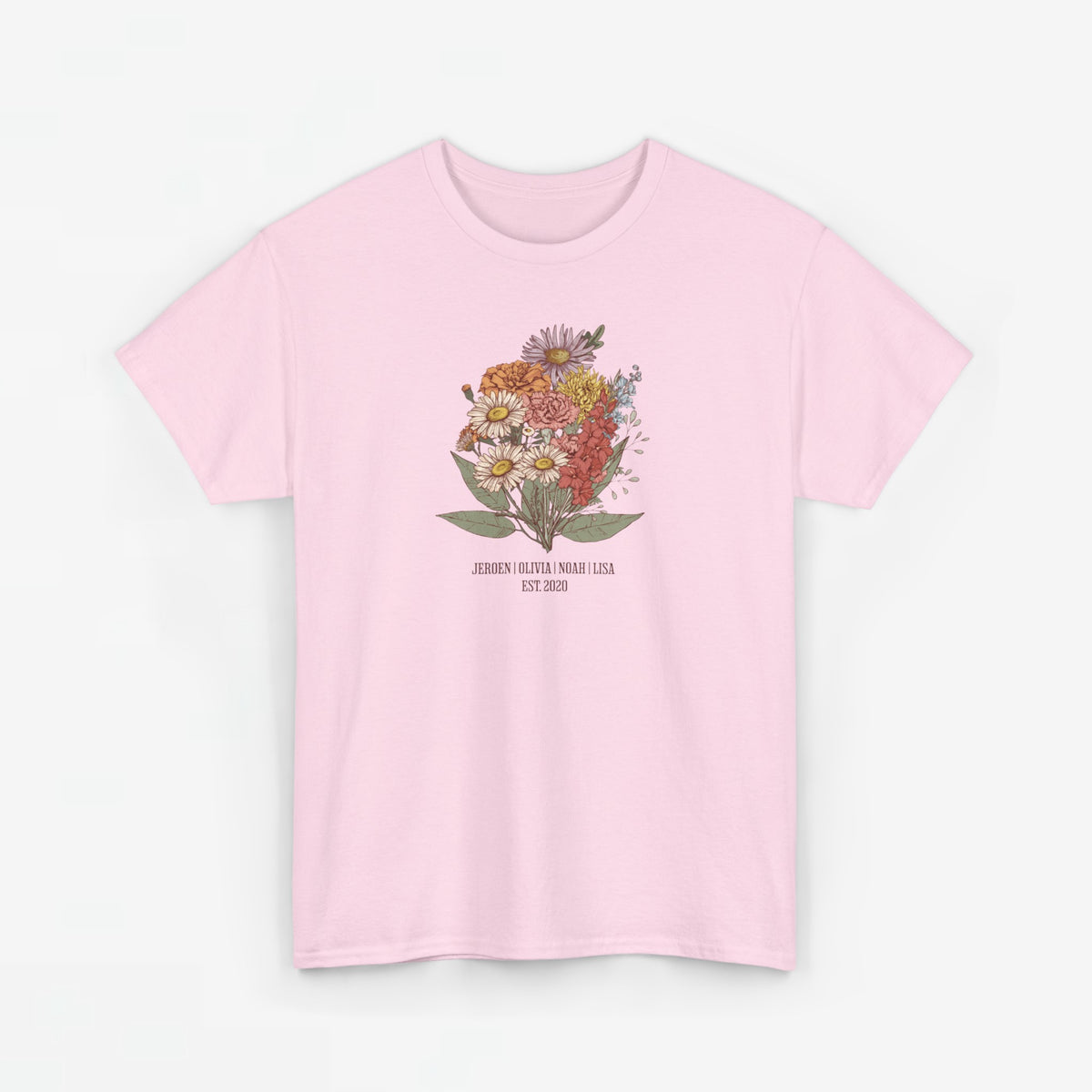 Lichtroze t-shirt met bloemenboeketprint en tekst onderaan de afbeelding op de borst