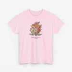 Lichtroze t-shirt met bloemenboeketprint en tekst onderaan de afbeelding op de borst