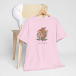 Roze T-shirt op houten hanger met bloemenboeketprint en “FAMILIE JANSEN”
