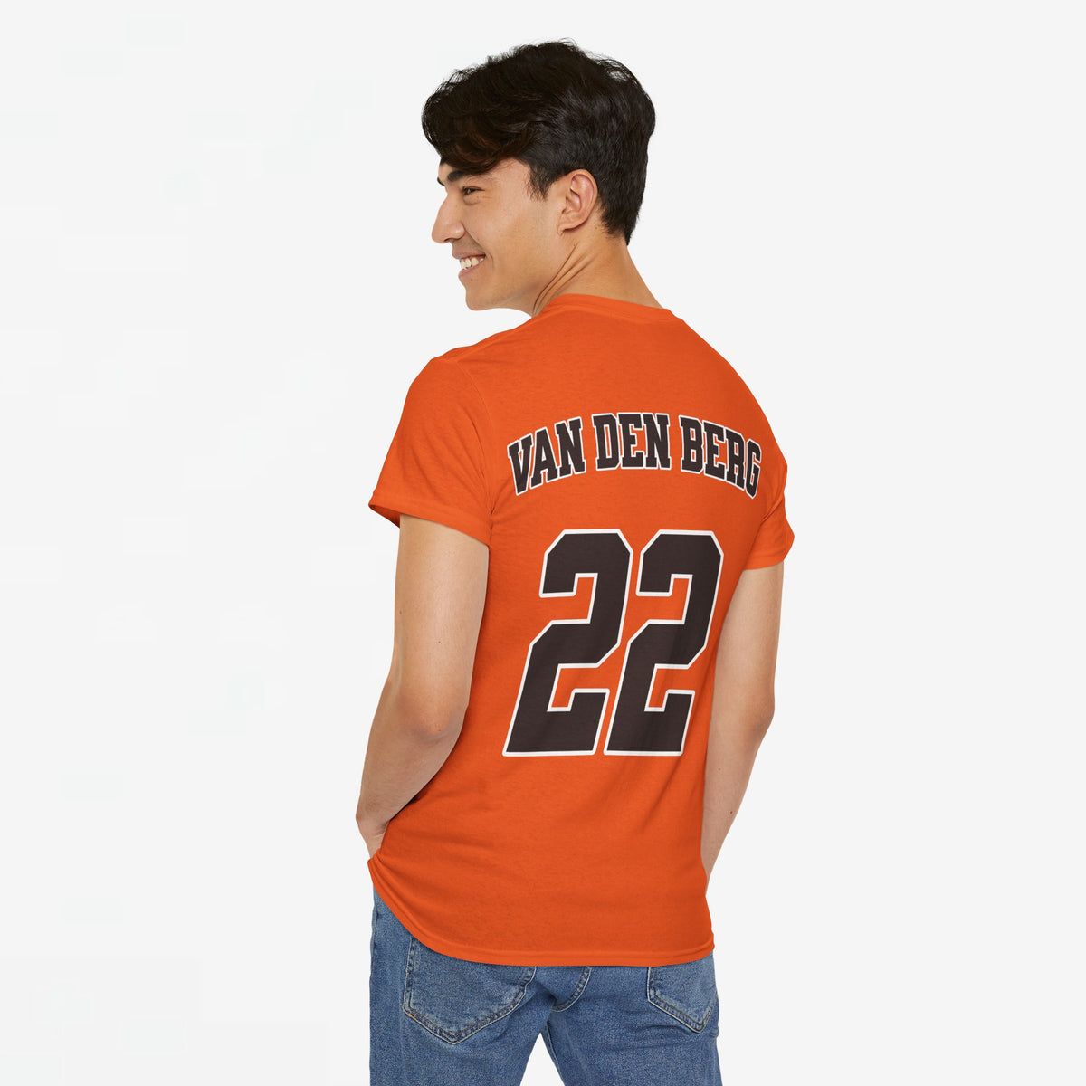 Oranje t-shirt achteraan met rugnummer 22 en "VAN DEN BERG"-naamprint