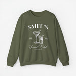 Olijfgroene sweater met SMIT'S Social Club cocktailprint, ronde hals en lange mouwen