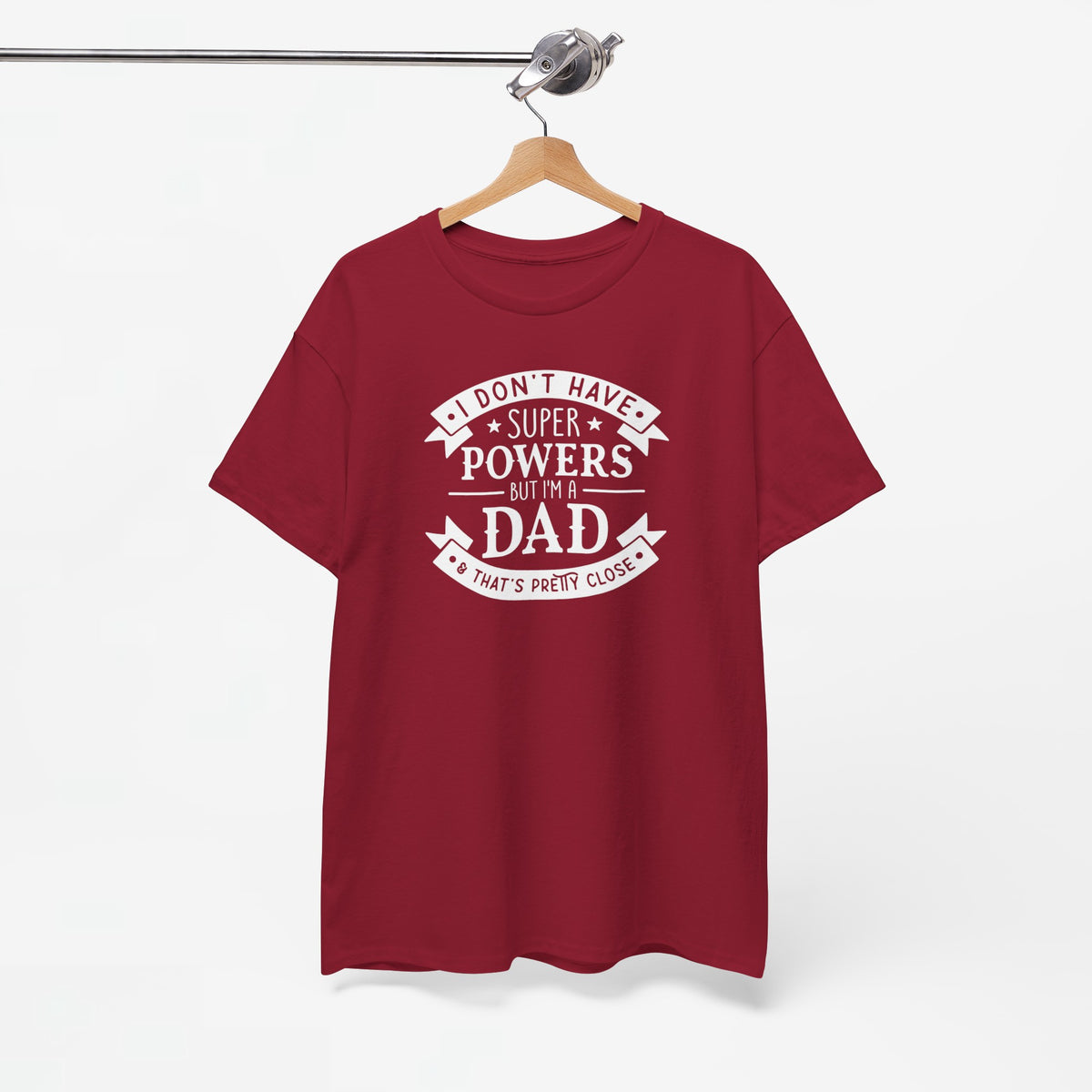Bordeauxrode T-shirt met witte tekstprint “superpowers” en “dad”, aan kledinghanger