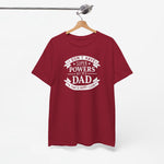 Bordeauxrode T-shirt met witte tekstprint “superpowers” en “dad”, aan kledinghanger