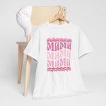 Wit T-shirt met roze “mama” print vooraan, liggend op/aan een houten hanger.