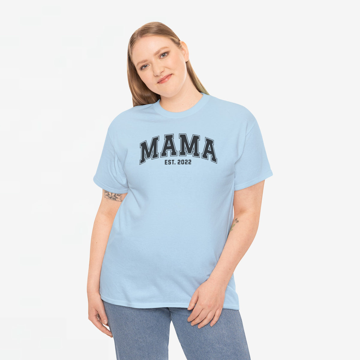 Lichtblauwe t-shirt met “MAMA” en “EST. 2022” op de borst, gedragen