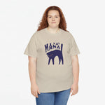 Beige T-shirt met paarse kattenprint 'KAT MAMA' op model.