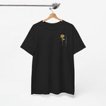 Zwart T-shirt met kleine gele bloemprint op de borst, aan hanger