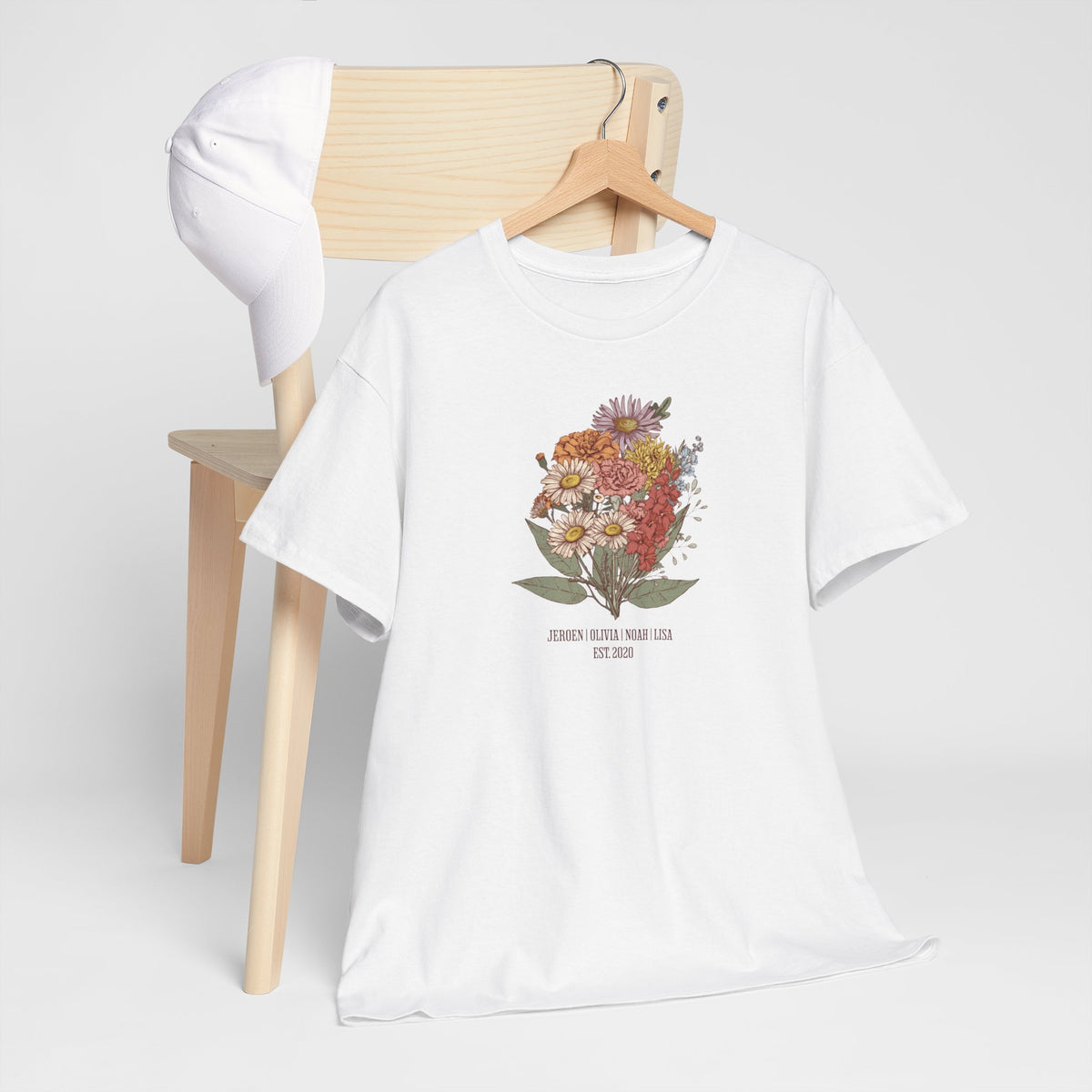 Wit t-shirt op houten hanger met bloemenboeket-print op de borst