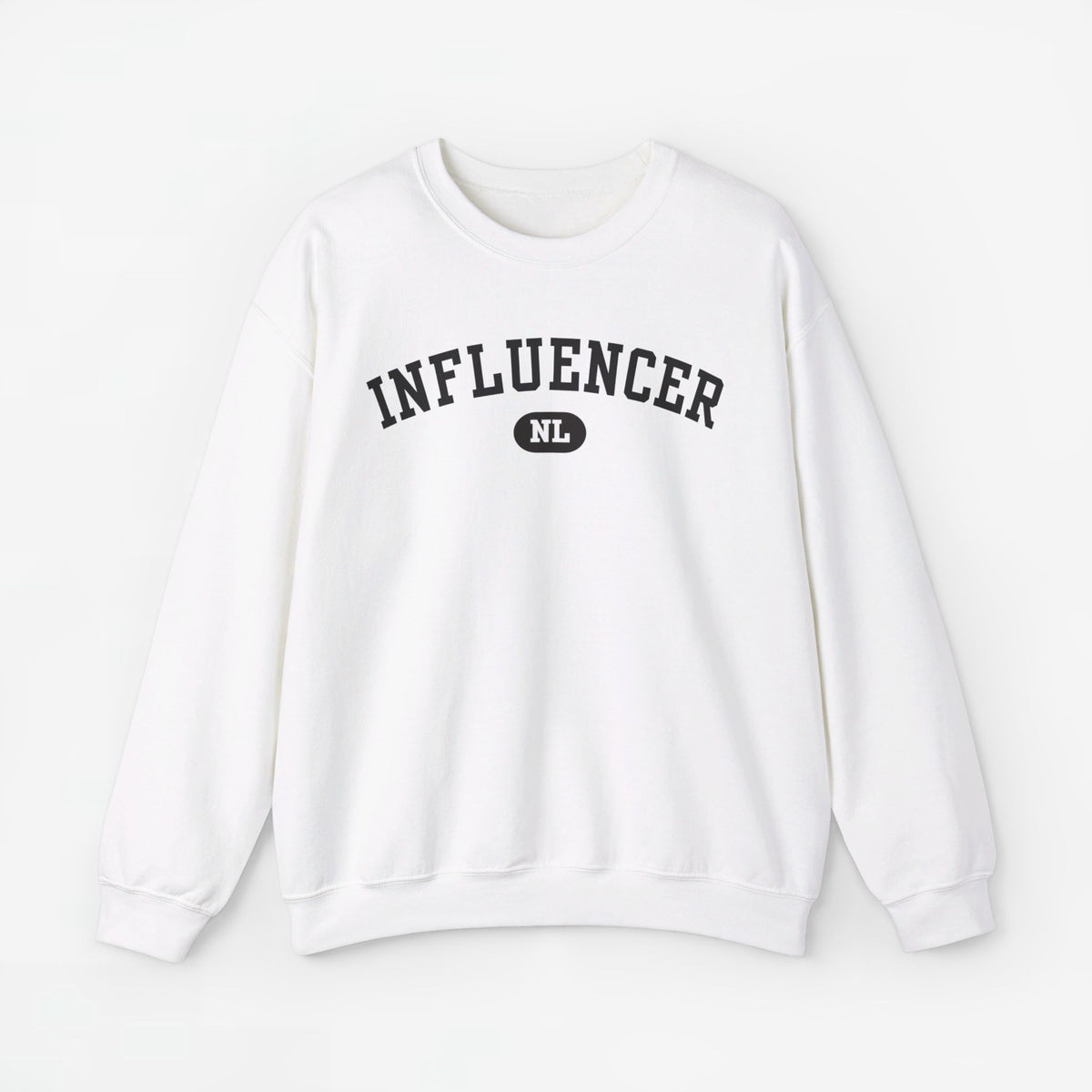Witte sweater met ronde hals en 'INFLUENCER' borstprint met klein 'NL'.