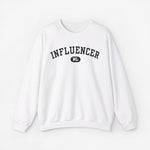 Witte sweater met ronde hals en 'INFLUENCER' borstprint met klein 'NL'.