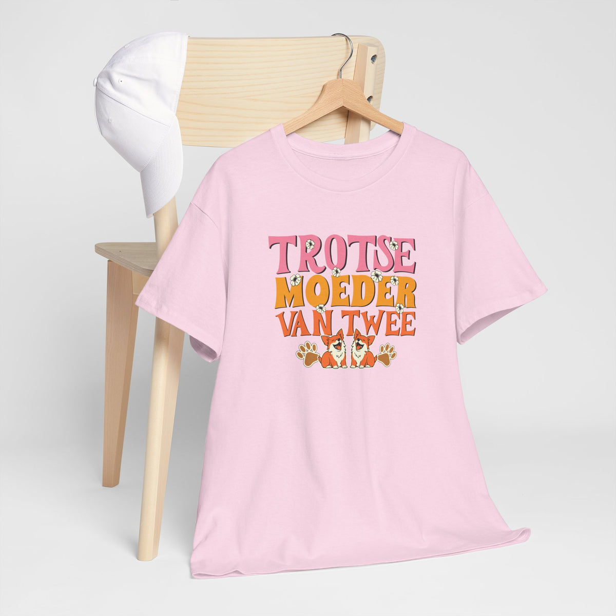 Roze T-shirt op houten hanger met borstprint 'Trots(e) moeder van twee'