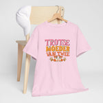 Roze T-shirt op houten hanger met borstprint 'Trots(e) moeder van twee'