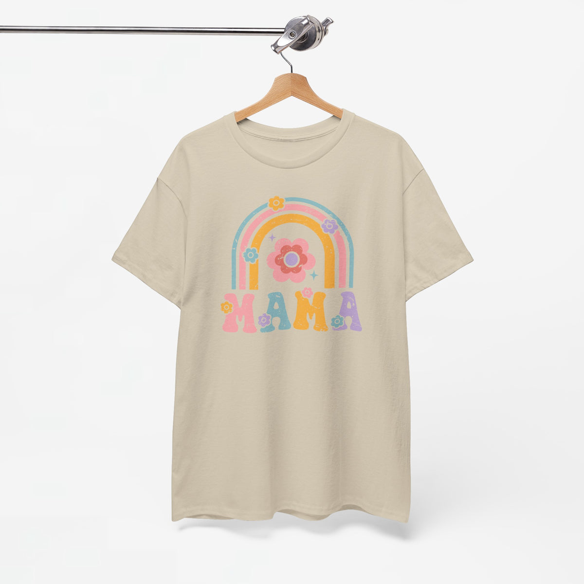 Zandkleurig T-shirt met regenboog- en bloemprint en tekst MAMA, op hangertje.