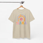 Zandkleurig T-shirt met regenboog- en bloemprint en tekst MAMA, op hangertje.