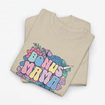 Zandkleurig oversized T-shirt met bloemenprint en kleurrijke tekst “BONUS MAMA” op de borst.